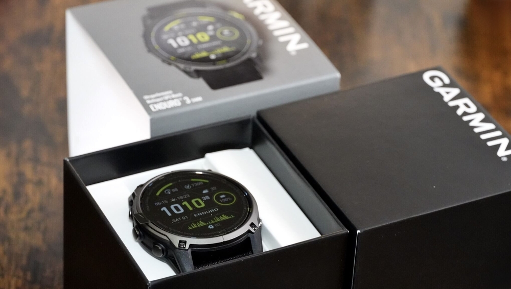 garmin_enduro3_unbox_02_ff69_web 2.jpg